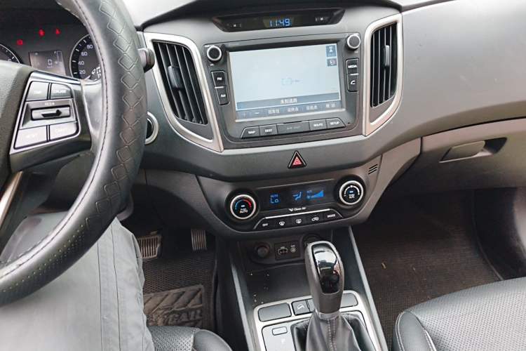 Used Hyundai ix25 2015 1.6L Automatic Two-Wheel-Drive Deluxe DLX Model Audio And AC Panel