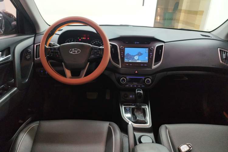Used Hyundai ix25 2015 1.6L Automatic Two-Wheel-Drive Deluxe DLX Model Center Console