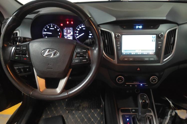Used Hyundai ix25 2015 1.6L Automatic Two-Wheel-Drive Deluxe DLX Model Center Console