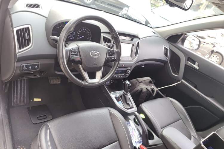 Used Hyundai ix25 2015 1.6L Automatic Two-Wheel-Drive Deluxe DLX Model Center Console