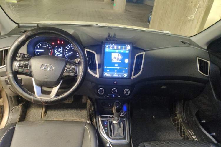 Used Hyundai ix25 2015 1.6L Automatic Two-Wheel Drive Smart GLS Trim Center Console
