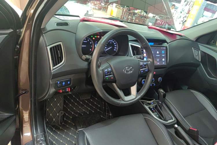 Used Hyundai ix25 2015 1.6L Automatic Two-Wheel Drive Smart GLS Trim Center Console