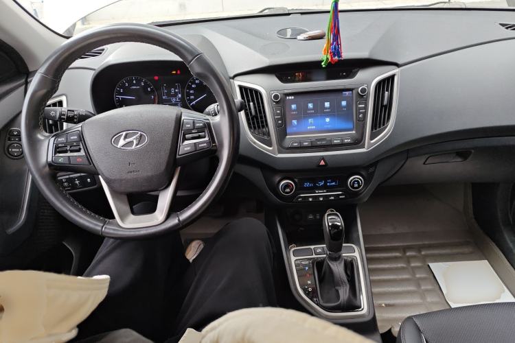Used Hyundai ix25 2015 1.6L Automatic Two-Wheel-Drive Deluxe DLX Model Center Console