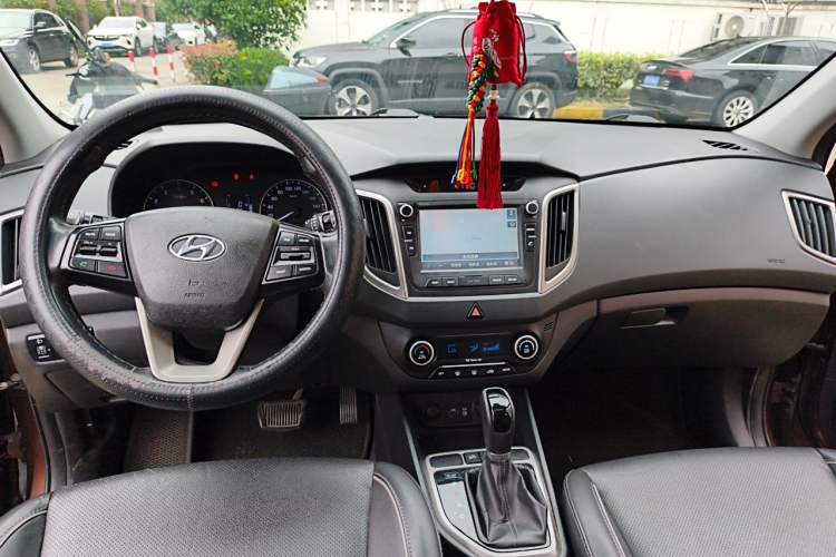 Used Hyundai ix25 2015 1.6L Automatic Two-Wheel-Drive Deluxe DLX Model Center Console