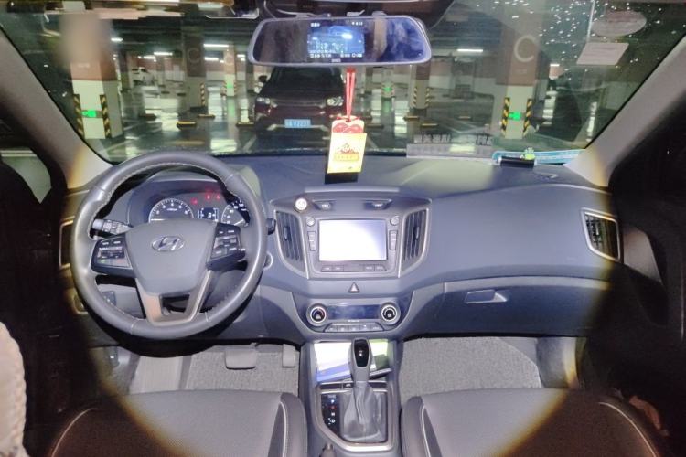 Used Hyundai ix25 2015 1.6L Automatic Two-Wheel-Drive Deluxe DLX Model Center Console