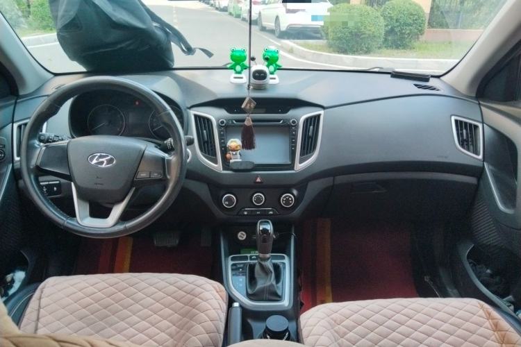 Used Hyundai ix25 2015 1.6L Automatic Two-Wheel Drive Smart GLS Trim Center Console