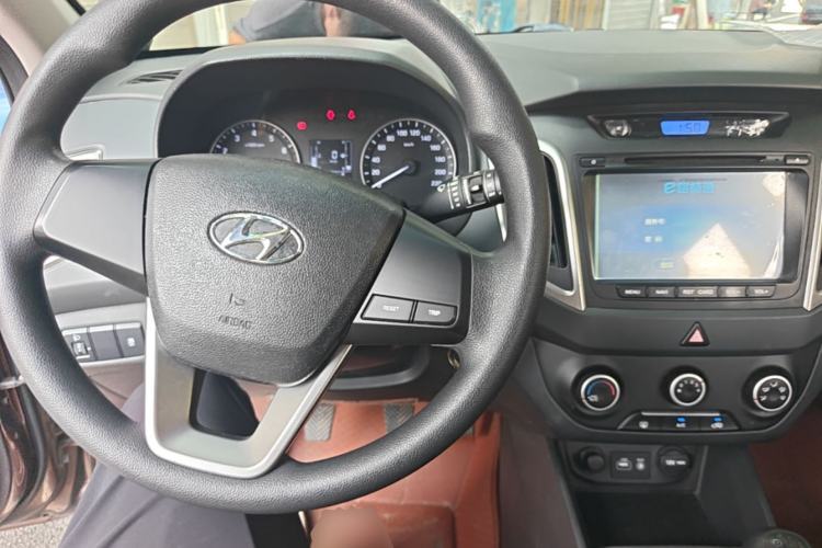 Used Hyundai ix25 2015 1.6L Manual Two-Wheel Drive Fashionable GS Model Center Console