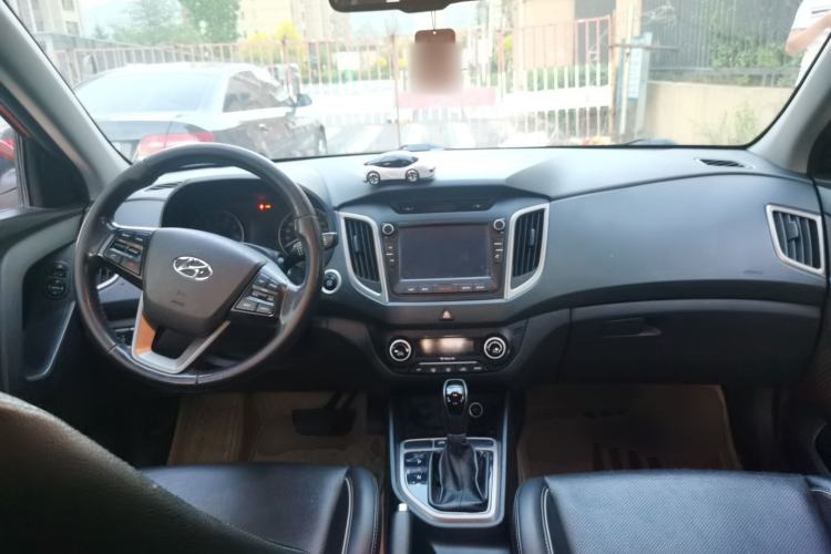 Used Hyundai ix25 2015 2.0L Automatic Two-Wheel Drive Intelligent GLS Center Console