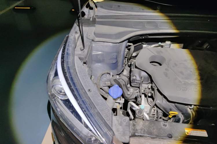 Used Hyundai ix25 2015 1.6L Automatic Two-Wheel-Drive Deluxe DLX Model Engine Bay Right