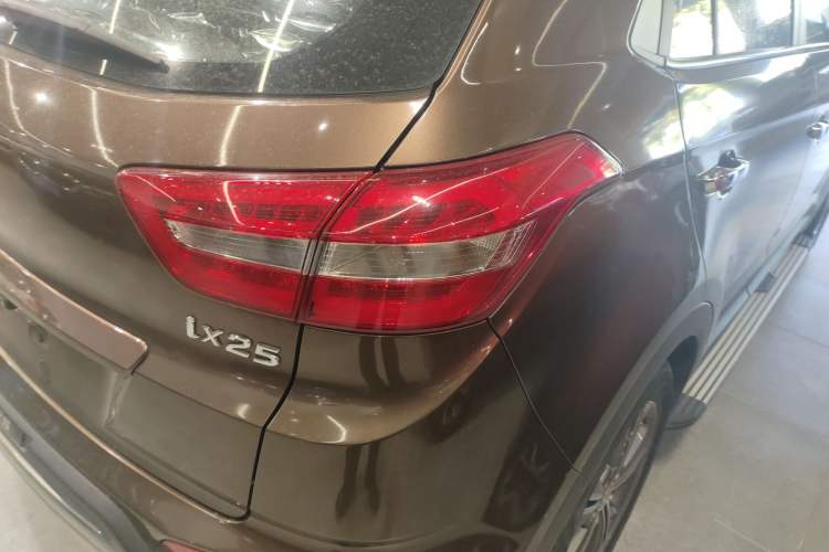 Used Hyundai ix25 2015 1.6L Automatic Two-Wheel-Drive Deluxe DLX Model Exterior 6