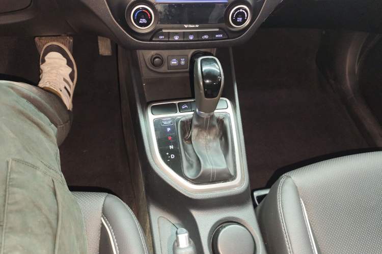 Used Hyundai ix25 2015 1.6L Automatic Two-Wheel-Drive Deluxe DLX Model Gear Lever