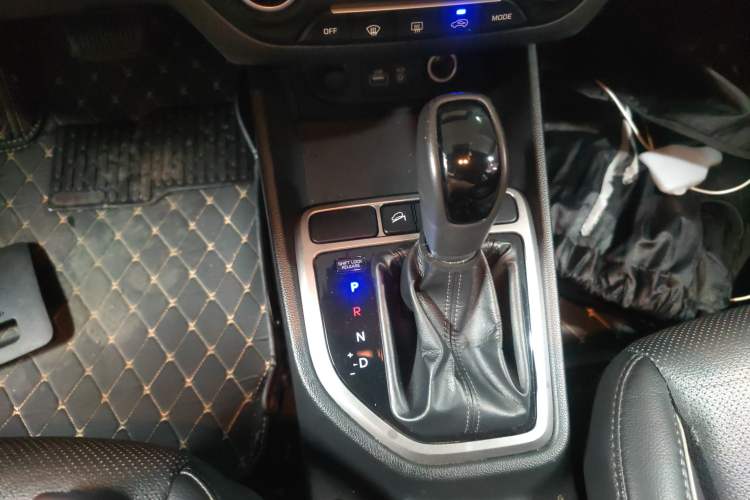 Used Hyundai ix25 2015 1.6L Automatic Two-Wheel-Drive Deluxe DLX Model Gear Lever
