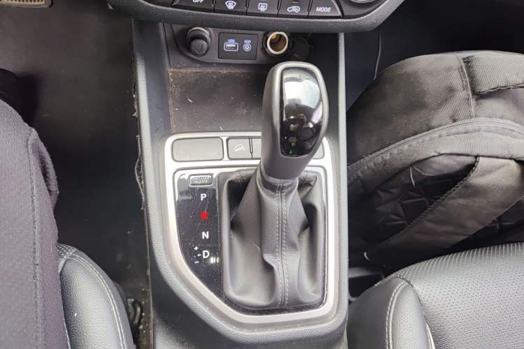 Used Hyundai ix25 2015 1.6L Automatic Two-Wheel-Drive Deluxe DLX Model Gear Lever