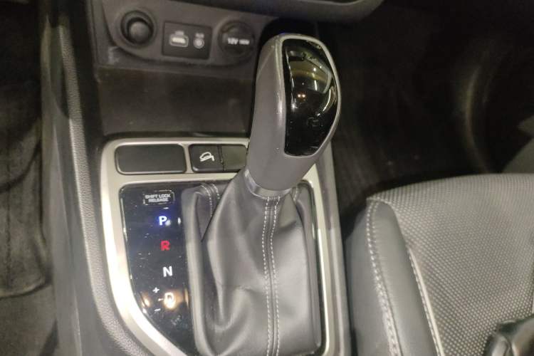 Used Hyundai ix25 2015 1.6L Automatic Two-Wheel-Drive Deluxe DLX Model Gear Lever