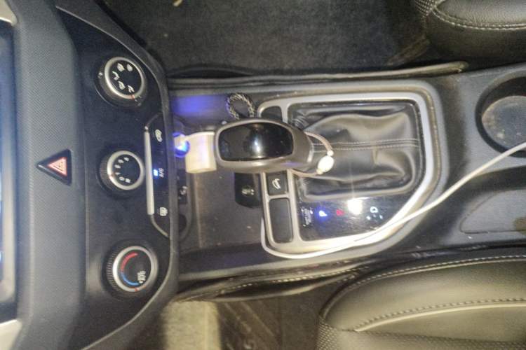 Used Hyundai ix25 2015 1.6L Automatic Two-Wheel Drive Smart GLS Trim Gear Lever