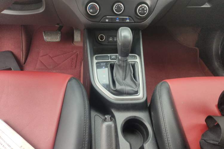 Used Hyundai ix25 2015 1.6L Automatic Two-Wheel Drive Fashionable GS Model Gear Lever