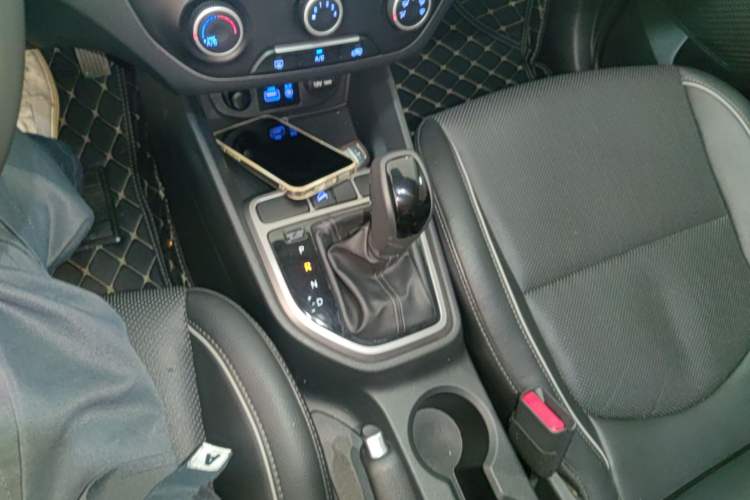 Used Hyundai ix25 2015 1.6L Automatic Two-Wheel Drive Smart GLS Trim Gear Lever