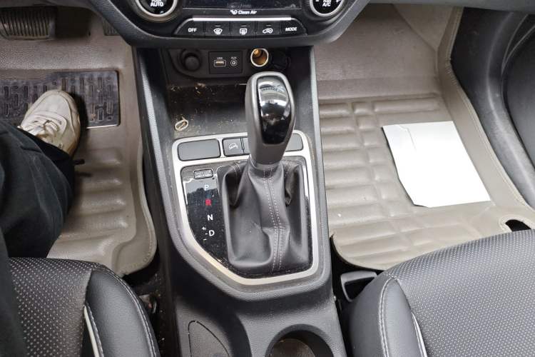 Used Hyundai ix25 2015 1.6L Automatic Two-Wheel-Drive Deluxe DLX Model Gear Lever