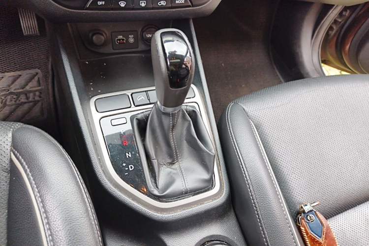 Used Hyundai ix25 2015 1.6L Automatic Two-Wheel-Drive Deluxe DLX Model Gear Lever