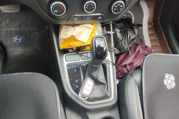 Used Hyundai ix25 2015 1.6L Automatic Two-Wheel Drive Smart GLS Trim Gear Lever