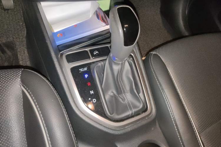 Used Hyundai ix25 2015 1.6L Automatic Two-Wheel-Drive Deluxe DLX Model Gear Lever