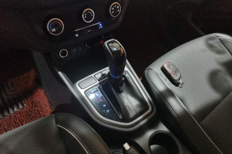 Used Hyundai ix25 2015 1.6L Automatic Two-Wheel Drive Smart GLS Trim Gear Lever
