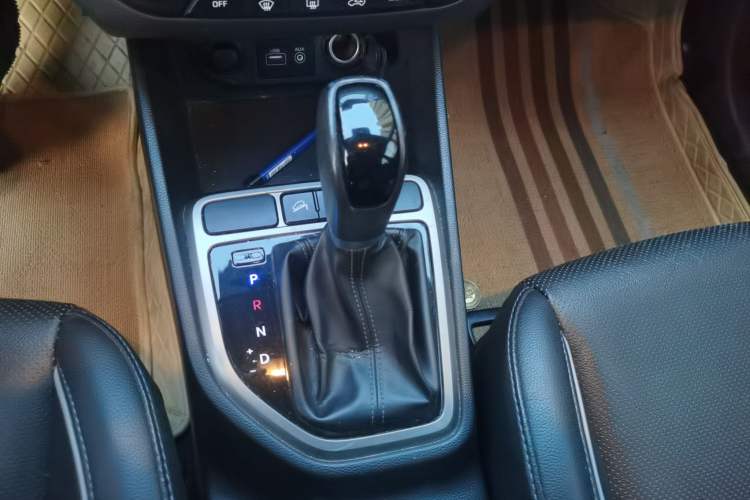 Used Hyundai ix25 2015 2.0L Automatic Two-Wheel Drive Intelligent GLS Gear Lever