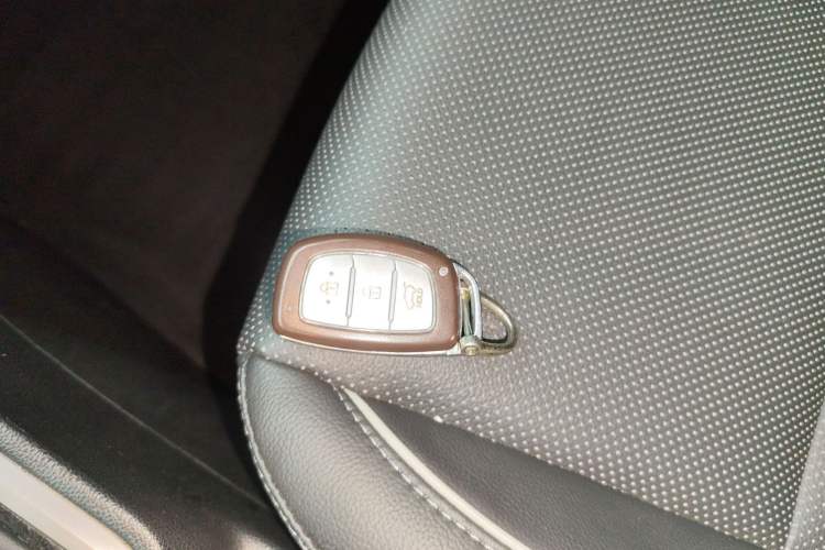 Used Hyundai ix25 2015 1.6L Automatic Two-Wheel-Drive Deluxe DLX Model Interior 1