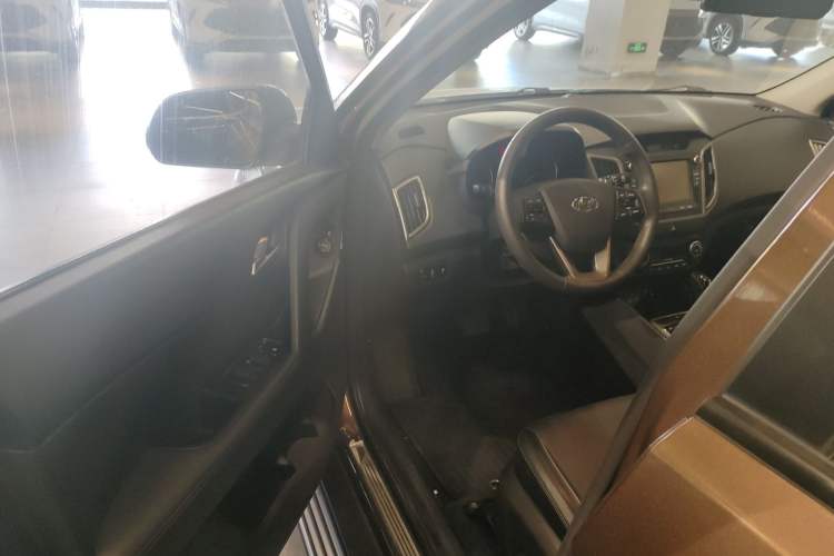 Used Hyundai ix25 2015 1.6L Automatic Two-Wheel-Drive Deluxe DLX Model Interior 3
