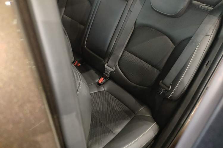 Used Hyundai ix25 2015 1.6L Automatic Two-Wheel-Drive Deluxe DLX Model Interior 4