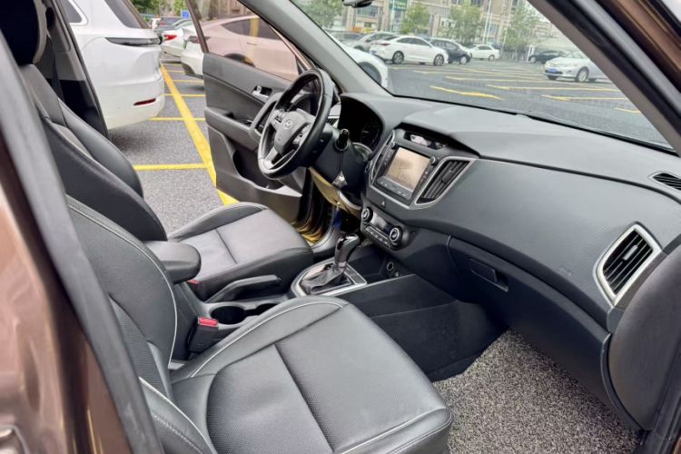 Used Hyundai ix25 2015 1.6L Automatic Two-Wheel-Drive Deluxe DLX Model Interior 5