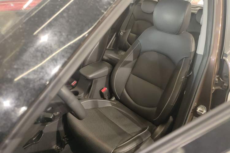 Used Hyundai ix25 2015 1.6L Automatic Two-Wheel-Drive Deluxe DLX Model Left Front Seat
