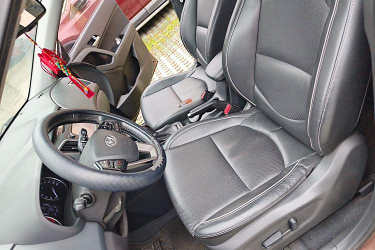 Used Hyundai ix25 2015 1.6L Automatic Two-Wheel-Drive Deluxe DLX Model Left Front Seat