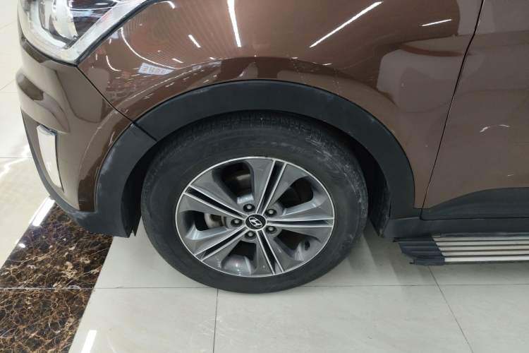 Used Hyundai ix25 2015 1.6L Automatic Two-Wheel-Drive Deluxe DLX Model Left Front Wheel Hub