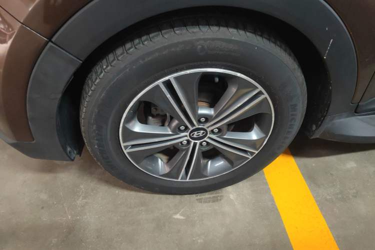 Used Hyundai ix25 2015 1.6L Automatic Two-Wheel-Drive Deluxe DLX Model Left Front Wheel Hub