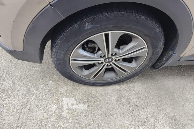 Used Hyundai ix25 2015 1.6L Automatic Two-Wheel-Drive Deluxe DLX Model Left Front Wheel Hub