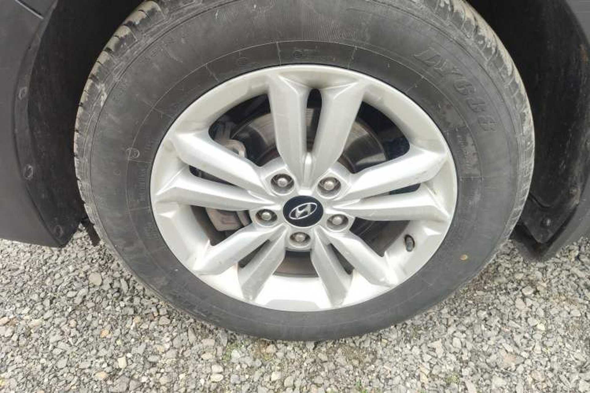 Used Hyundai ix25 2015 1.6L Automatic Two-Wheel Drive Fashionable GS Model Left Front Wheel Hub