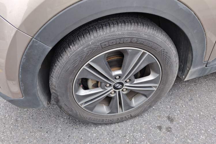 Used Hyundai ix25 2015 1.6L Automatic Two-Wheel-Drive Deluxe DLX Model Left Front Wheel Hub
