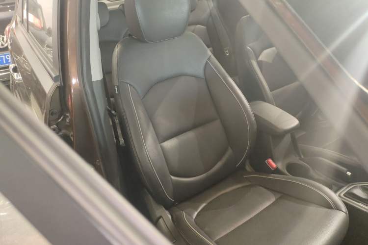 Used Hyundai ix25 2015 1.6L Automatic Two-Wheel-Drive Deluxe DLX Model Right Front Seat