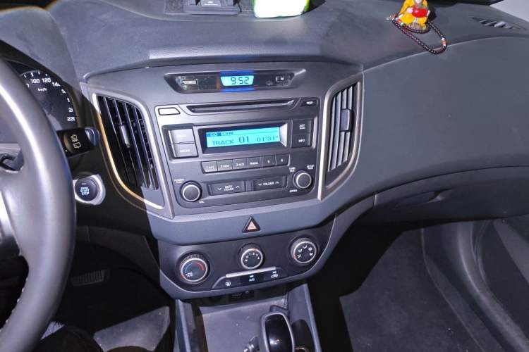 Used Hyundai ix25 2015 1.6L Automatic Two-Wheel Drive Smart GLS Trim Audio And AC Panel