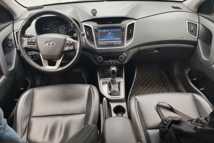 Used Hyundai ix25 2015 1.6L Automatic Two-Wheel-Drive Deluxe DLX Model Center Console