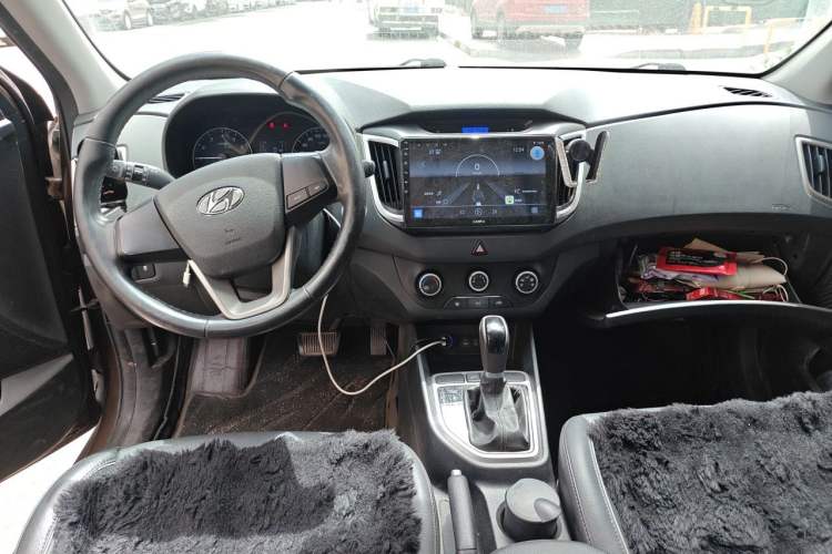 Used Hyundai ix25 2015 1.6L Automatic Two-Wheel Drive Smart GLS Trim Center Console