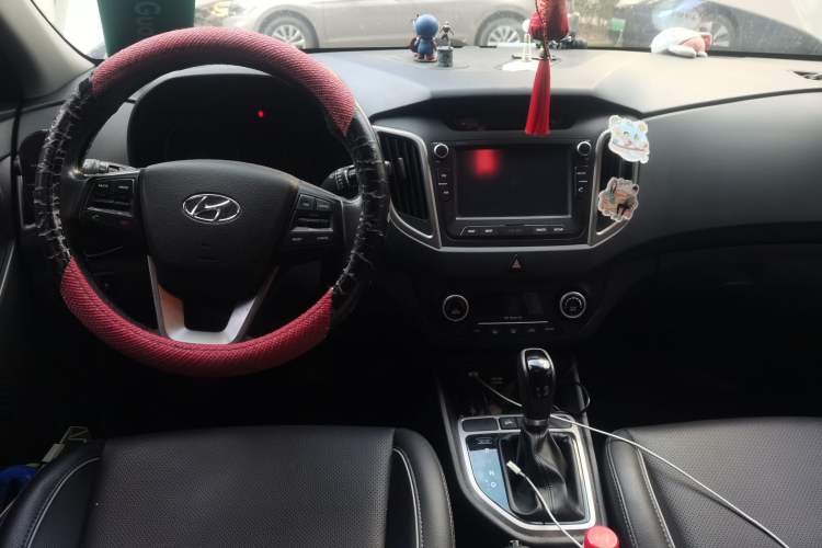 Used Hyundai ix25 2015 1.6L Automatic Two-Wheel-Drive Deluxe DLX Model Center Console