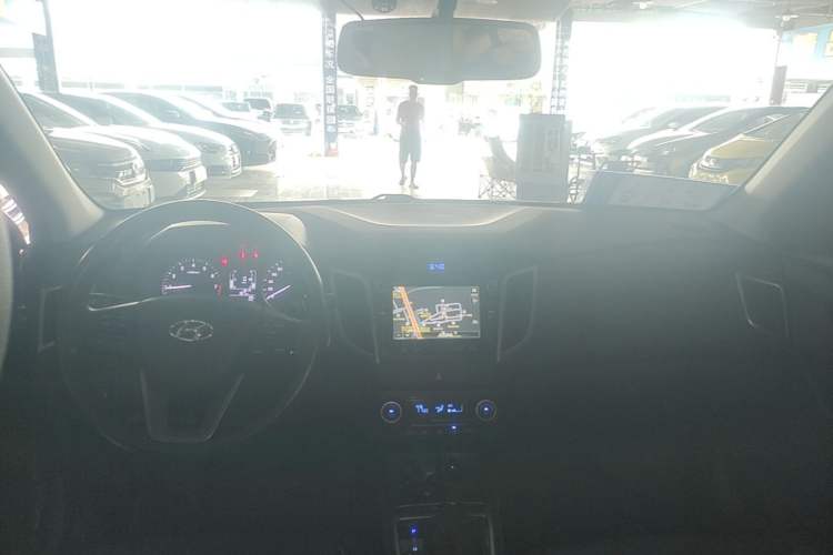 Used Hyundai ix25 2015 1.6L Automatic Two-Wheel-Drive Deluxe DLX Model Center Console