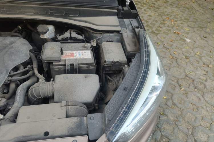 Used Hyundai ix25 2015 1.6L Automatic Two-Wheel-Drive Deluxe DLX Model Engine Bay Left