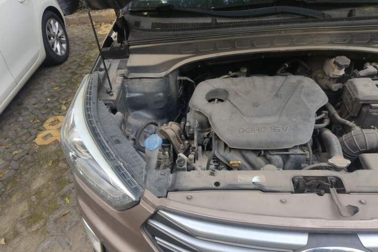 Used Hyundai ix25 2015 1.6L Automatic Two-Wheel-Drive Deluxe DLX Model Engine Bay Right