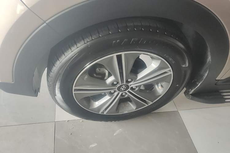 Used Hyundai ix25 2015 1.6L Automatic Two-Wheel-Drive Deluxe DLX Model Exterior 2