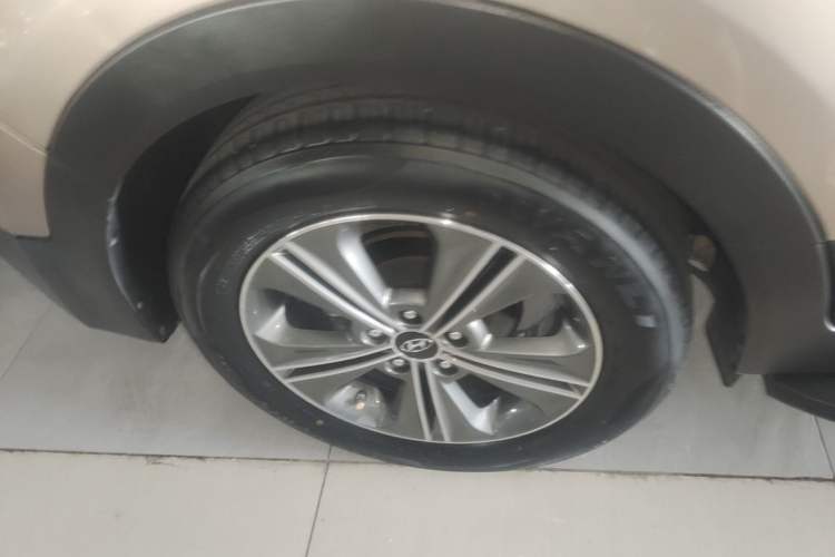 Used Hyundai ix25 2015 1.6L Automatic Two-Wheel-Drive Deluxe DLX Model Exterior 3