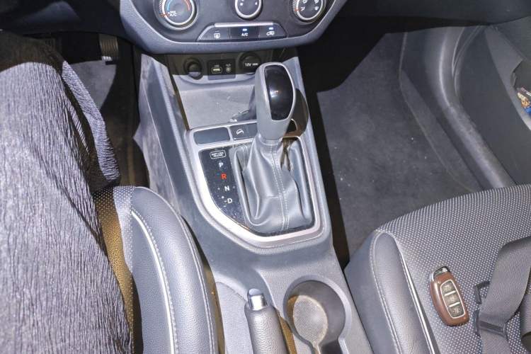 Used Hyundai ix25 2015 1.6L Automatic Two-Wheel Drive Smart GLS Trim Gear Lever