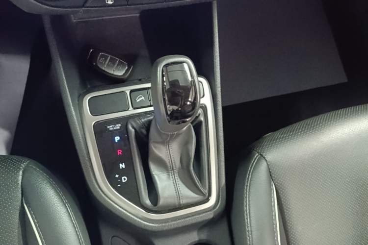 Used Hyundai ix25 2015 1.6L Automatic Two-Wheel Drive Smart GLS Trim Gear Lever